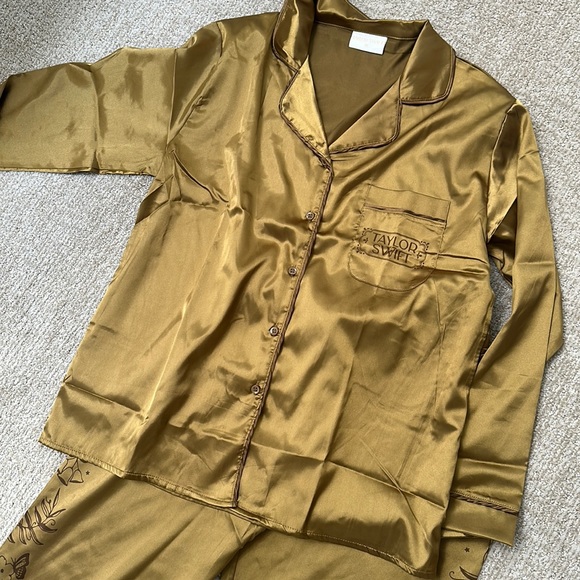Taylor Swift Other - FEARLESS (TAYLOR'S VERSION) SATIN PAJAMA SET LIMITED EDITION